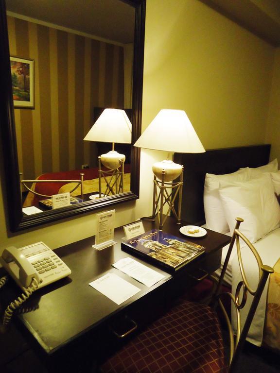 Leon De Oro & Hotel Lima