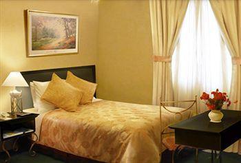 Leon De Oro & Hotel