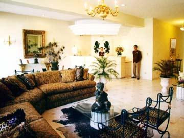 Leon De Oro & Hotel Lima
