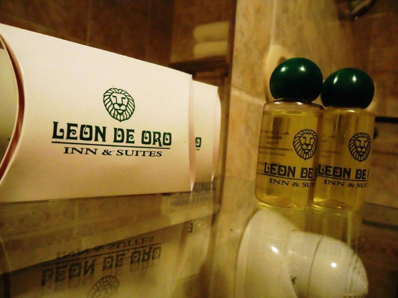 Leon De Oro & 3*